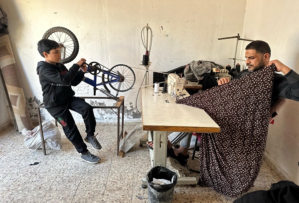 Foto - Dünya görmezden geliyor! Filistinli terzi elektrik için bu çözümü buldu