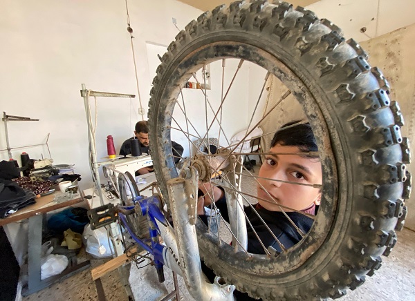 Foto - Dünya görmezden geliyor! Filistinli terzi elektrik için bu çözümü buldu