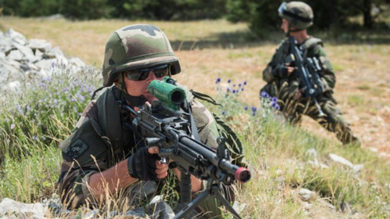 Foto - Dünya İsrail İran savaşına kilitlenmişken şok haber geldi: Rus savaş uçağı ülkede vuruldu