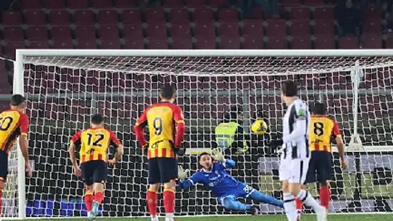 Foto - Dünya İtalya'daki penaltı krizini konuşuyor! Arkadaşlarına bakın ne yaptı, ortalık fena karıştı...