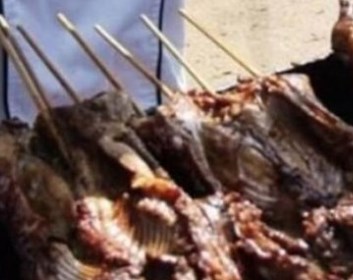 Foto - Dünya koronavirüsle mücadele ederken onlar uslanmak bilmiyor! Yasaklanmasına rağmen canlı yayında yediler