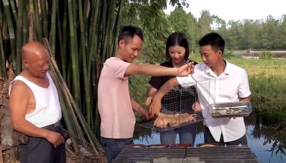 Foto - Dünya koronavirüsle mücadele ederken onlar uslanmak bilmiyor! Yasaklanmasına rağmen canlı yayında yediler