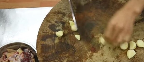 Foto - Dünya koronavirüsle mücadele ederken onlar uslanmak bilmiyor! Yasaklanmasına rağmen canlı yayında yediler