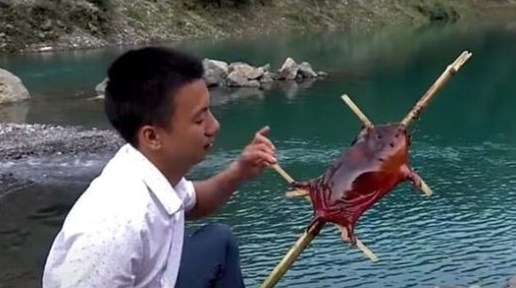 Foto - Dünya koronavirüsle mücadele ederken onlar uslanmak bilmiyor! Yasaklanmasına rağmen canlı yayında yediler