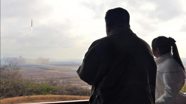 Dünya merak ediyordu! Kim Jong füze atışına onu da getirdi