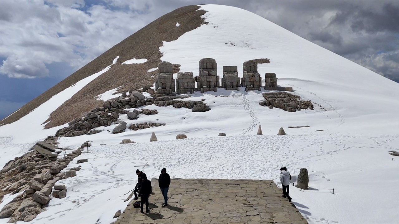 Dünya mirası Nemrut yeni sezonun ilk ziyaretçilerini ağırladı