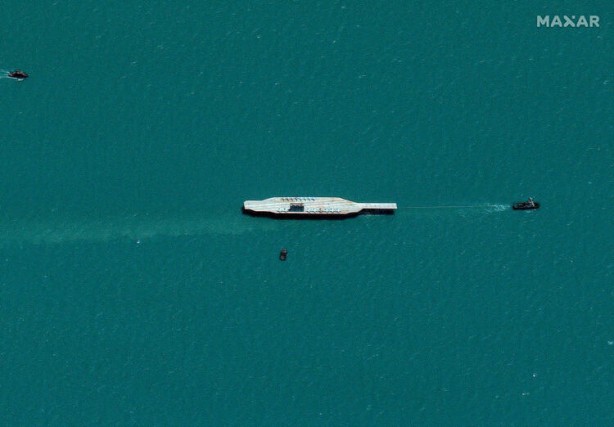 Foto - Dünya oraya kitlendi! Uçak gemisi füzeyle vuruldu