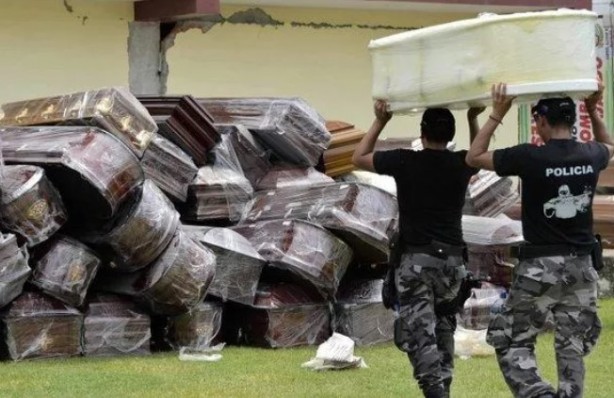 Foto - Dünya şokta! Koronadan ölenleri mezardan çıkardılar