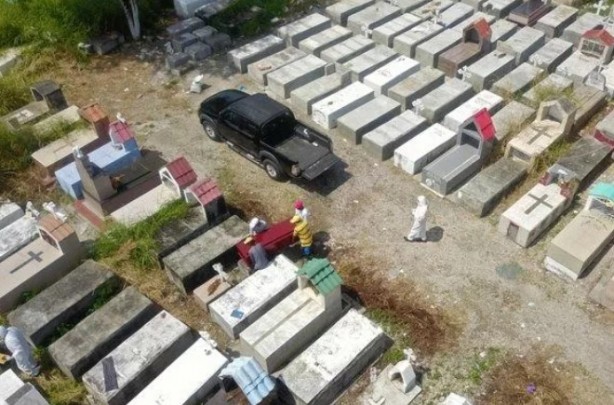 Foto - Dünya şokta! Koronadan ölenleri mezardan çıkardılar