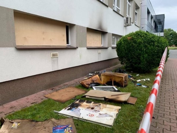 Foto - Dünya şokta! Koronavirüs aşı merkezini yaktılar