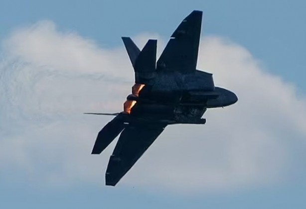 Foto - Dünya şokta! Savaş uçakları, UFO aracını vurdu