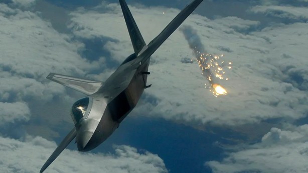 Foto - Dünya şokta! Savaş uçakları, UFO aracını vurdu