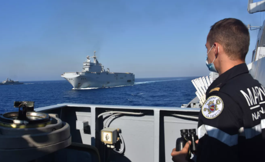 Foto - Dünya tam anlamıyla şaşkına döndü! Türk ve Yunan savaş gemileri birlikte harekete geçti