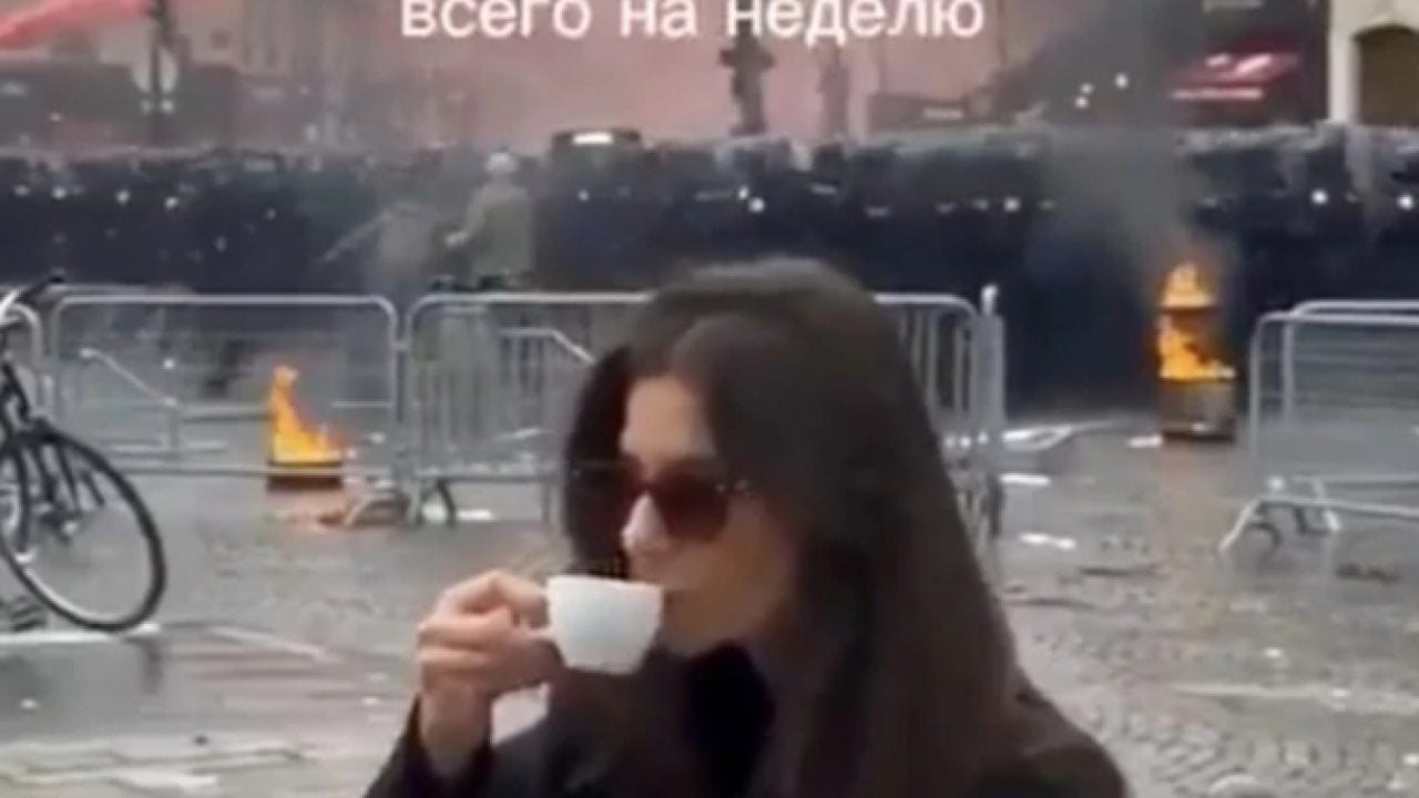 Foto - Dünya yansa umurlarında değil: Çatışmanın ortasında kahvesini yudumladı!