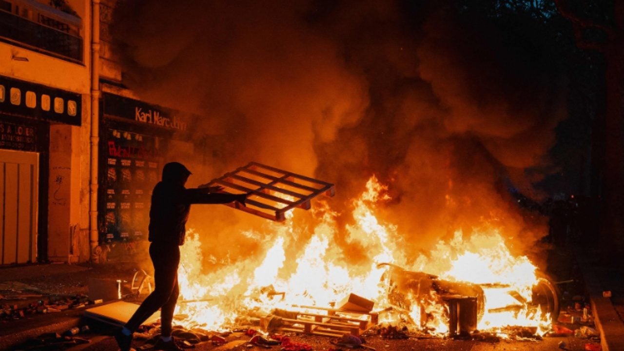 Foto - Dünya yansa umurlarında değil: Çatışmanın ortasında kahvesini yudumladı!