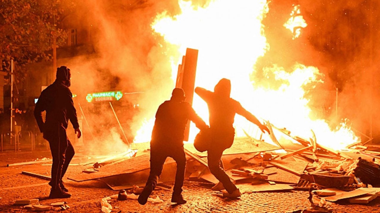 Foto - Dünya yansa umurlarında değil: Çatışmanın ortasında kahvesini yudumladı!
