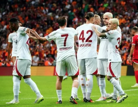 Foto - Dünyaca ünlü takım hamlesini duyurdu! Kriz bekleyenler neye uğradığını şaşıracak: Dursun Özbek farkı