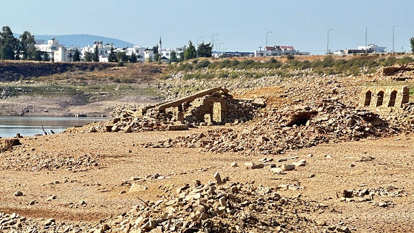 Foto - Dünyaca ünlü tatil beldesinde son durum! O ilçeye su sağlayan barajlar kurudu