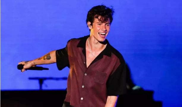 Foto - Dünyaca ünlü yıldız Cuma Namazı’na gitti, dakikalarca hutbe dinledi! Müslüman mı oldu?