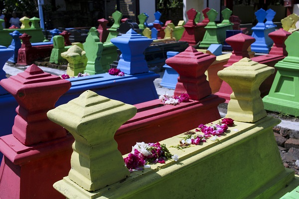 Foto - Dünyada bir örneği daha yok! Bakın mezar taşlarına ne yapıyorlar?