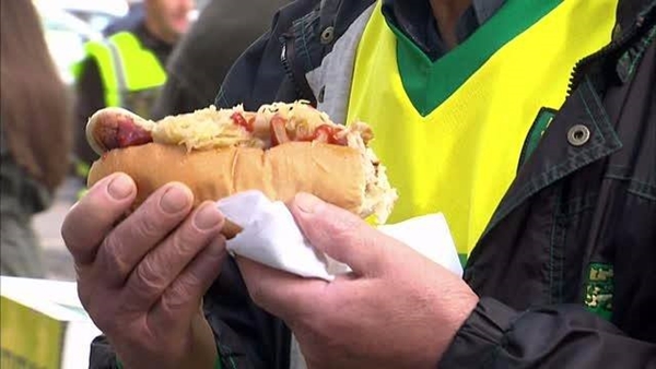 Dünyada futbol seyircileri maçlarda ne yiyor?