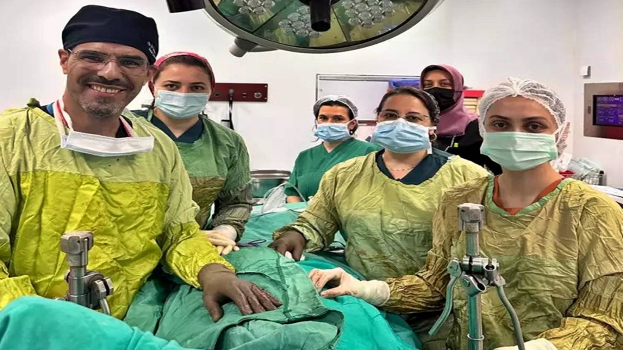 Foto - Dünyada örneği yok! Karın şişliğiyle gitti, karnından 90 santimetrelik kedi-köpek...