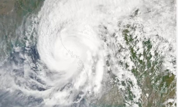 Foto - Dünyada telaş başladı! Her şeyi yutarak iki ülkeye doğru ilerliyor