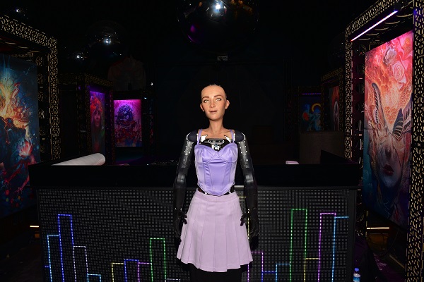 Foto - Dünyada vatandaşlığa kabul edilen ilk robot Antalya'da