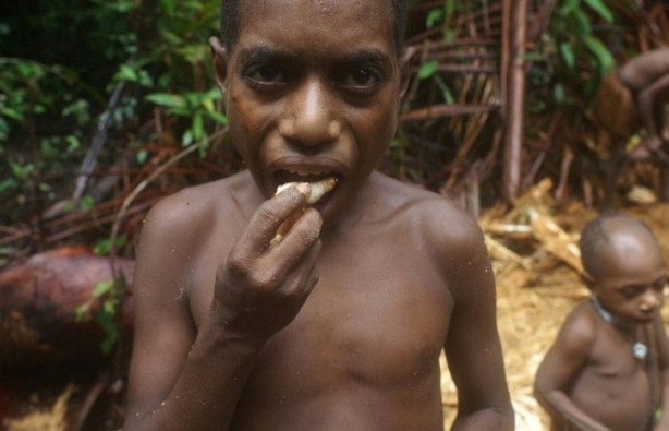 Dünya'da yaşayan son yamyam kabilesi görüntülendi