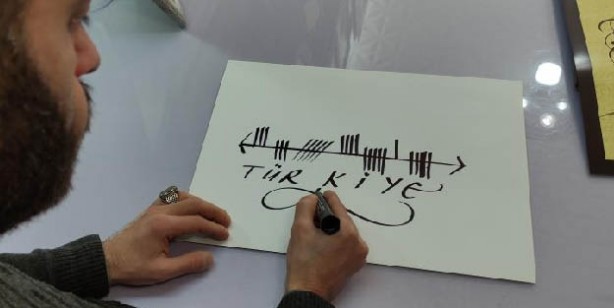 Foto - Dünya'daki kullanılmayan 20 ayrı alfabeyle yazı yazıp turistlere satıyor