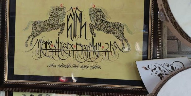 Foto - Dünya'daki kullanılmayan 20 ayrı alfabeyle yazı yazıp turistlere satıyor