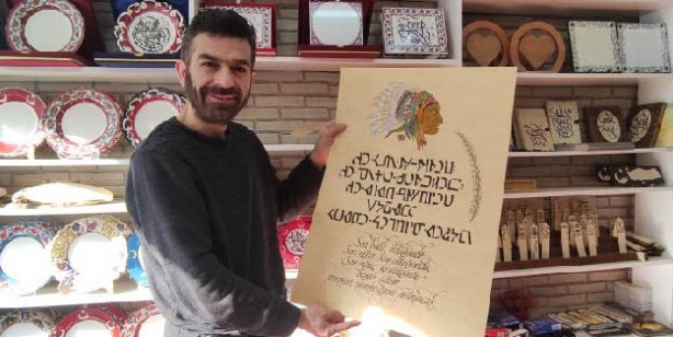 Foto - Dünya'daki kullanılmayan 20 ayrı alfabeyle yazı yazıp turistlere satıyor