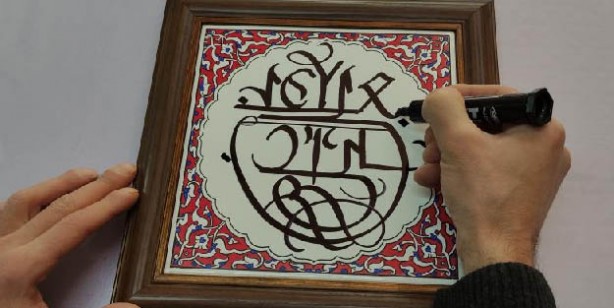 Dünya'daki kullanılmayan 20 ayrı alfabeyle yazı yazıp turistlere satıyor