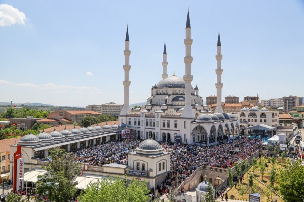 Dünyanın dört bir yanında ezan sesi yankılanıyor