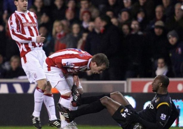 Foto - Dünyanın en hırçın futbolcuları! Tribünlere uçan tekme...