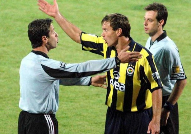 Foto - Dünyanın en hırçın futbolcuları! Tribünlere uçan tekme...