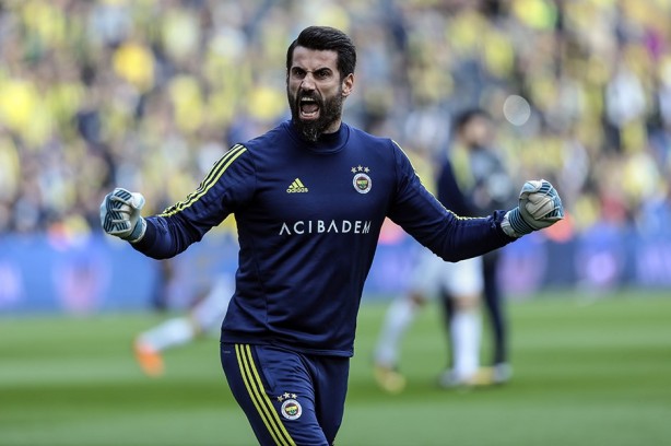 Foto - Dünyanın en hırçın futbolcuları! Tribünlere uçan tekme...