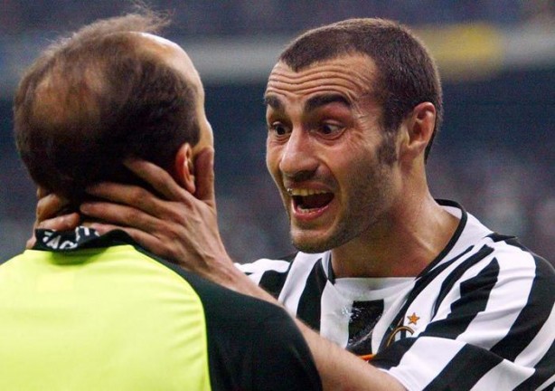 Foto - Dünyanın en hırçın futbolcuları! Tribünlere uçan tekme...