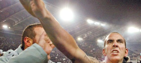 Foto - Dünyanın en hırçın futbolcuları! Tribünlere uçan tekme...