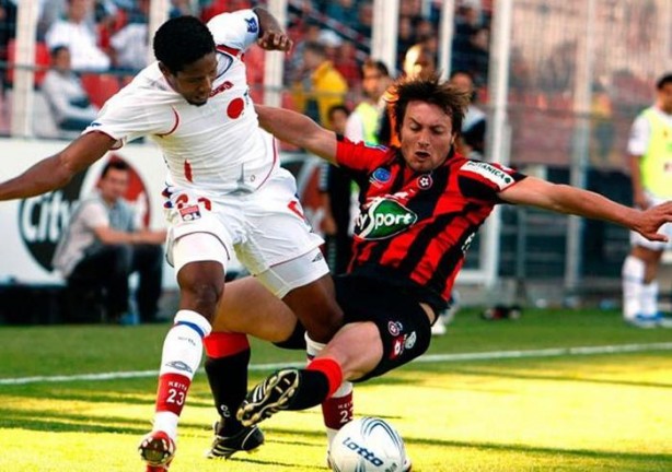 Foto - Dünyanın en hırçın futbolcuları! Tribünlere uçan tekme...