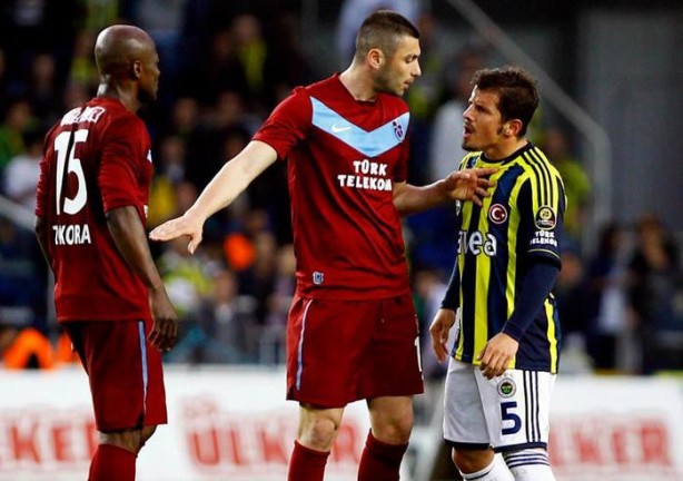 Foto - Dünyanın en hırçın futbolcuları! Tribünlere uçan tekme...