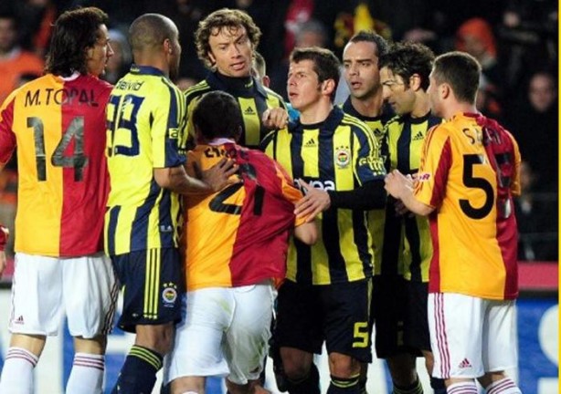 Foto - Dünyanın en hırçın futbolcuları! Tribünlere uçan tekme...