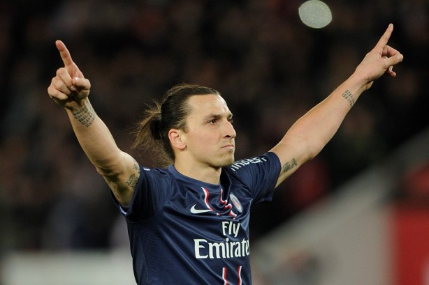 Foto - Dünyanın en hırçın futbolcuları! Tribünlere uçan tekme...