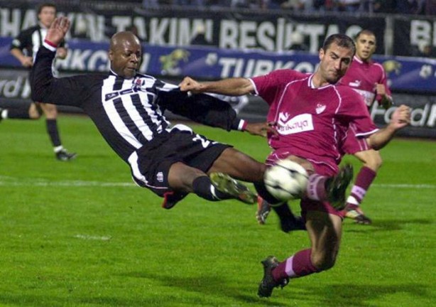 Foto - Dünyanın en hırçın futbolcuları! Tribünlere uçan tekme...