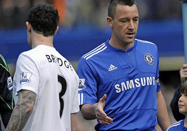 Foto - Dünyanın en hırçın futbolcuları! Tribünlere uçan tekme...