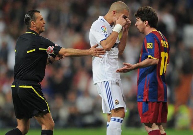 Foto - Dünyanın en hırçın futbolcuları! Tribünlere uçan tekme...