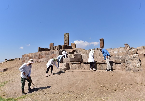 Foto - Dünyanın en büyüğü! Tarihi mezarlıktan savaşın izleri siliniyor