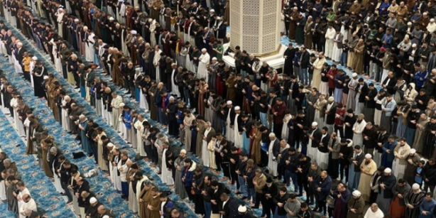 Dünyanın en büyük 3. camisi Cezayir Ulu Camii'nde ilk cuma namazı kılındı.