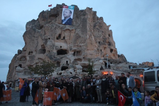 Foto - Seçim sonuçlanırken dünyanın en büyük doğal gökdelenine asıldı! Görenler gözlerine inanamadı
