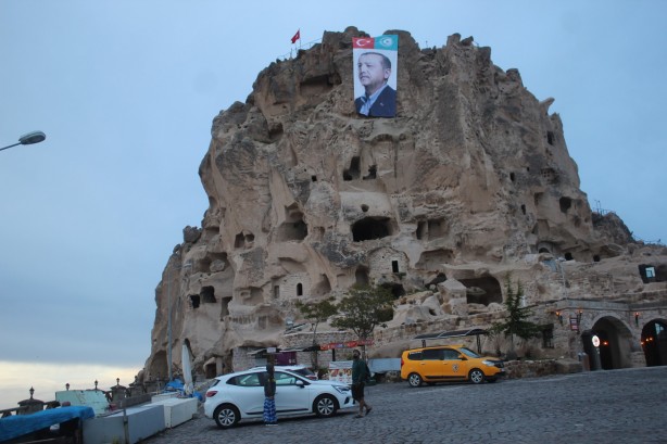 Foto - Seçim sonuçlanırken dünyanın en büyük doğal gökdelenine asıldı! Görenler gözlerine inanamadı